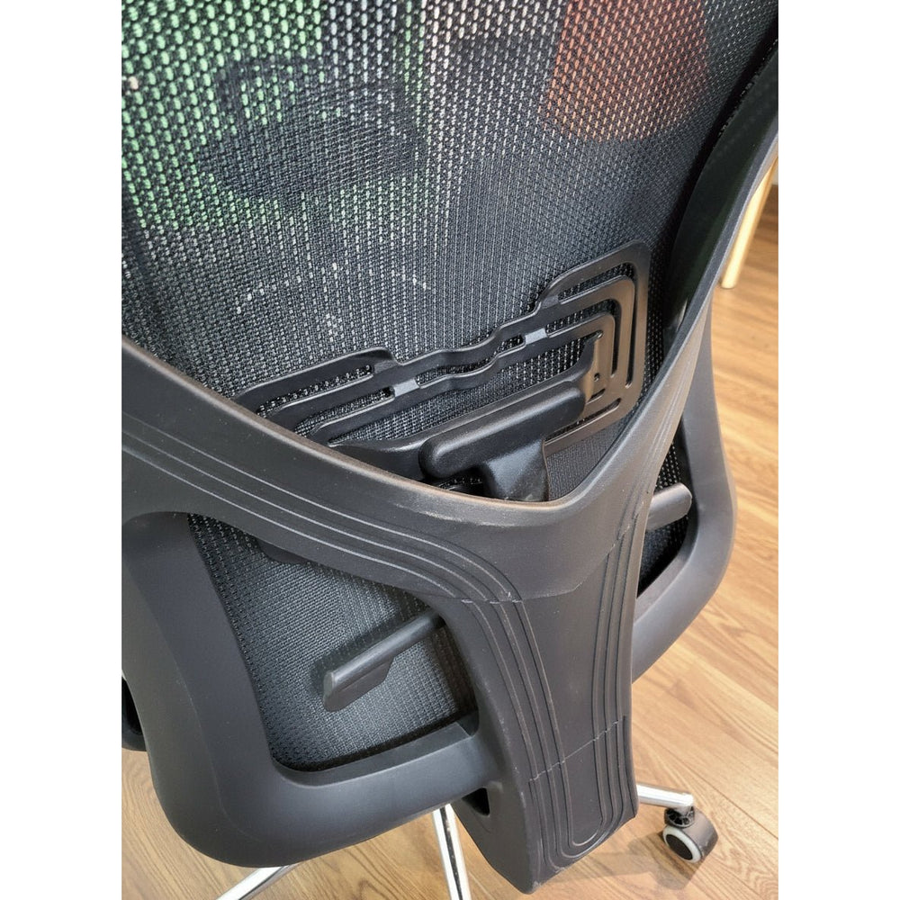 Neva Edge rear close-up of the lumbar panel and black backrest frame